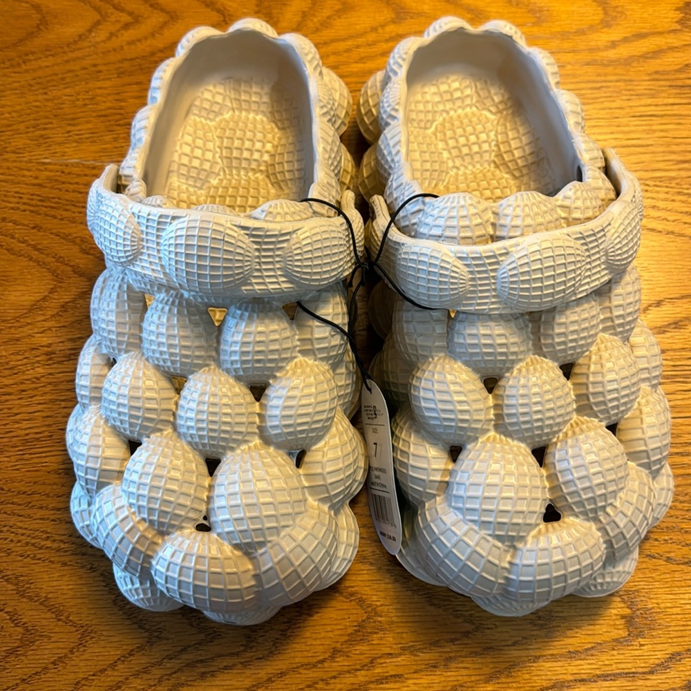 Trendy Bubble Slides with Straps- NWT- Foam walk size 7 (38-39)